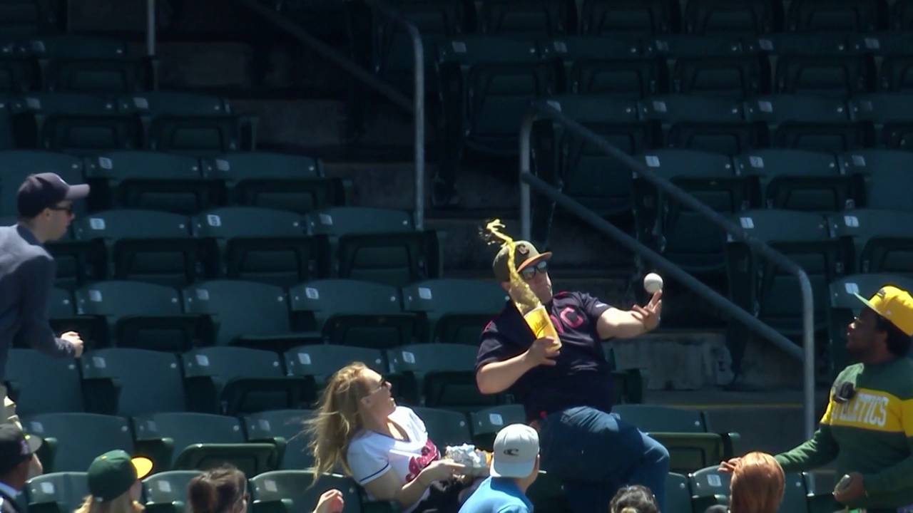MLB: Fan probiert einen Ball zu fangen und verschüttet sein Bier auf Partnerin