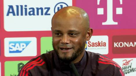 Nach dem Ende einer Pressekonferenz des FC Bayern München hat Trainer Vincent Kompany noch eine Nachfrage.