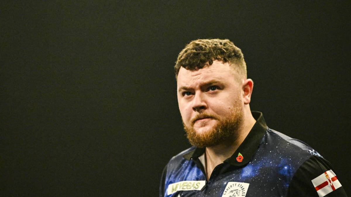 Der Nordire Josh Rock, auch bekannt als „Rocky“, gilt als eines der größten Talente im Dartsport. Der 23-Jährige hat 2024 trotz einiger Rückschläge bewiesen, dass er zu den besten Spielern seiner Generation gehört. Seine Stärke liegt in seiner Fähigkeit, hohe Averages zu werfen und auch unter Druck konstante Leistungen zu zeigen.