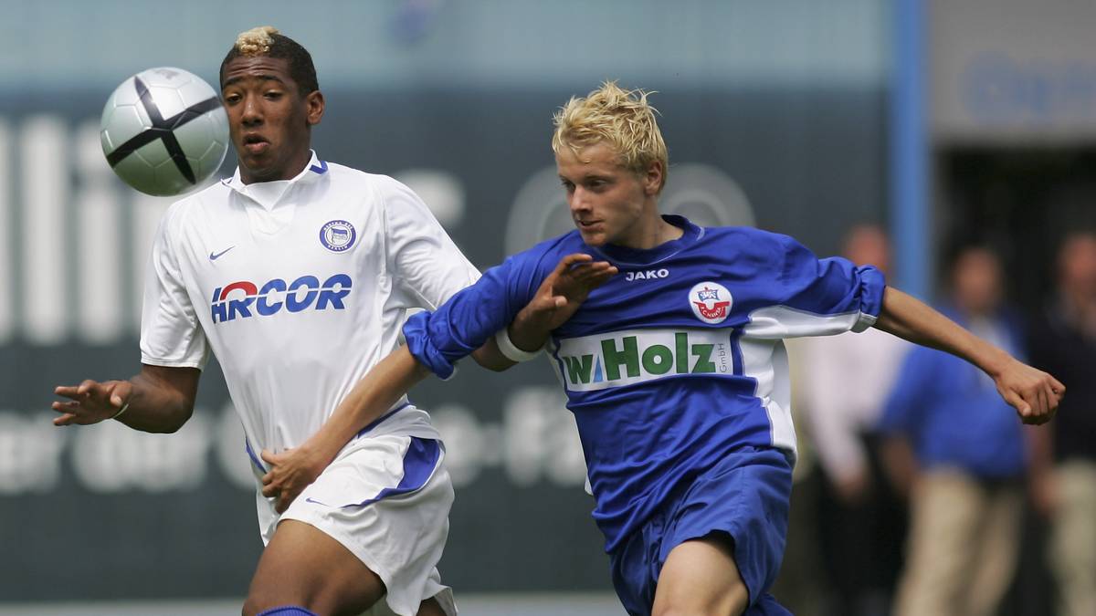 2005: Hertha BSC kommt ins Halbfinale. Mit von der Partie: JÉRÔME BOATENG. Seine Teamkollegen heißen u.a. Patrick Ebert oder Chinedu Ede. Mit der "jungen" alten Dame schafft er es gegen den VfL Bochum mit Andreas Luthe, Patrick Fabian und Co. aber nicht ins Finale