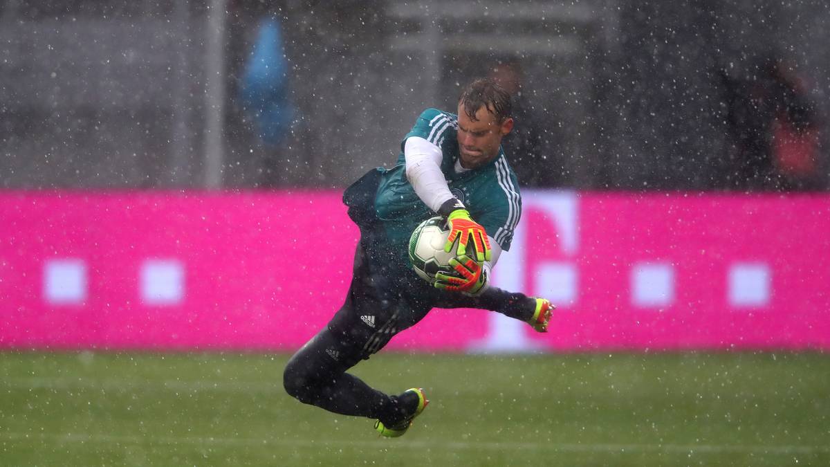 Manuel Neuer macht sich im Regen warm