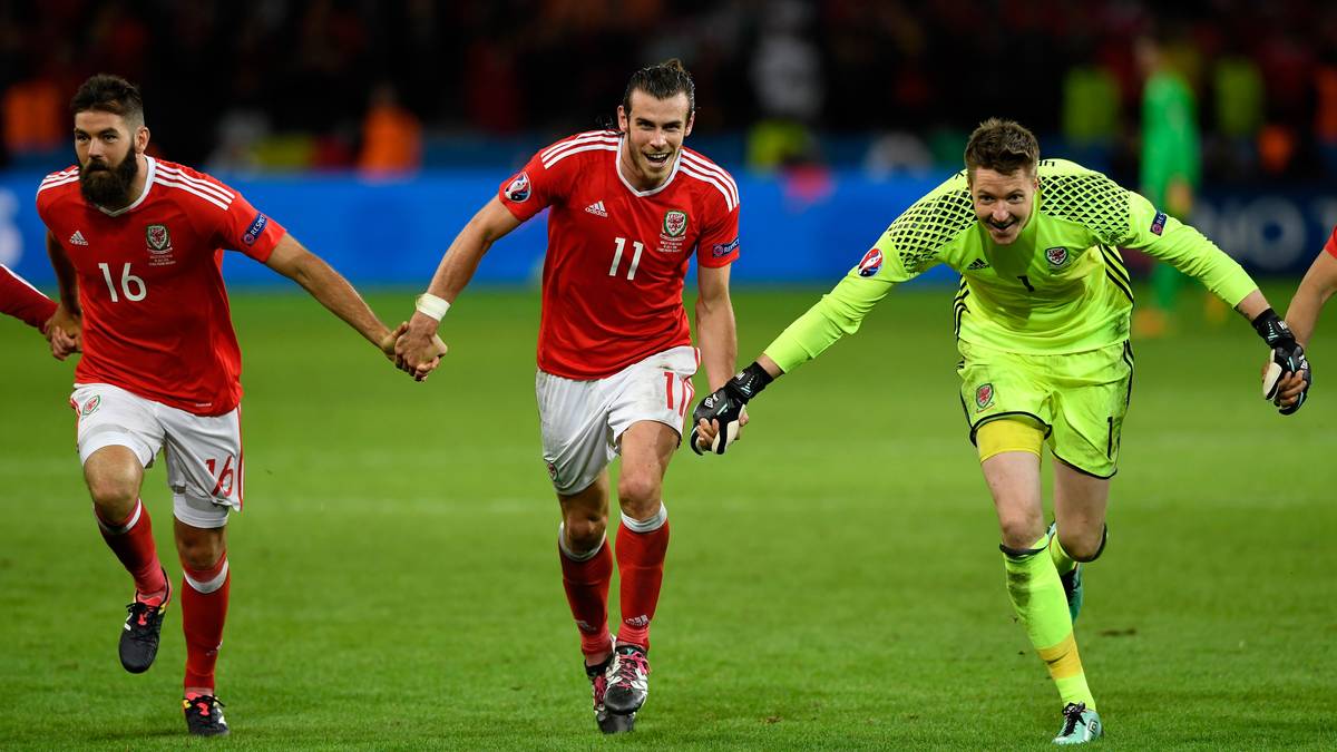 Ganz anders dagegen Wales: Die Waliser sind nicht wegen Bale ins Halbfinale gekommen, sondern mit ihm. Bale ist natürlich der beste Spieler der Waliser, aber er ist Teil der Mannschaft - und tritt auf und abseits des Rasens so auf