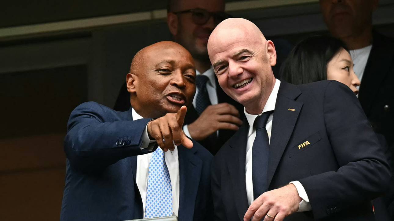 CAF-Präsident Patrice Motsepe (l.) mit Gianni Infantino