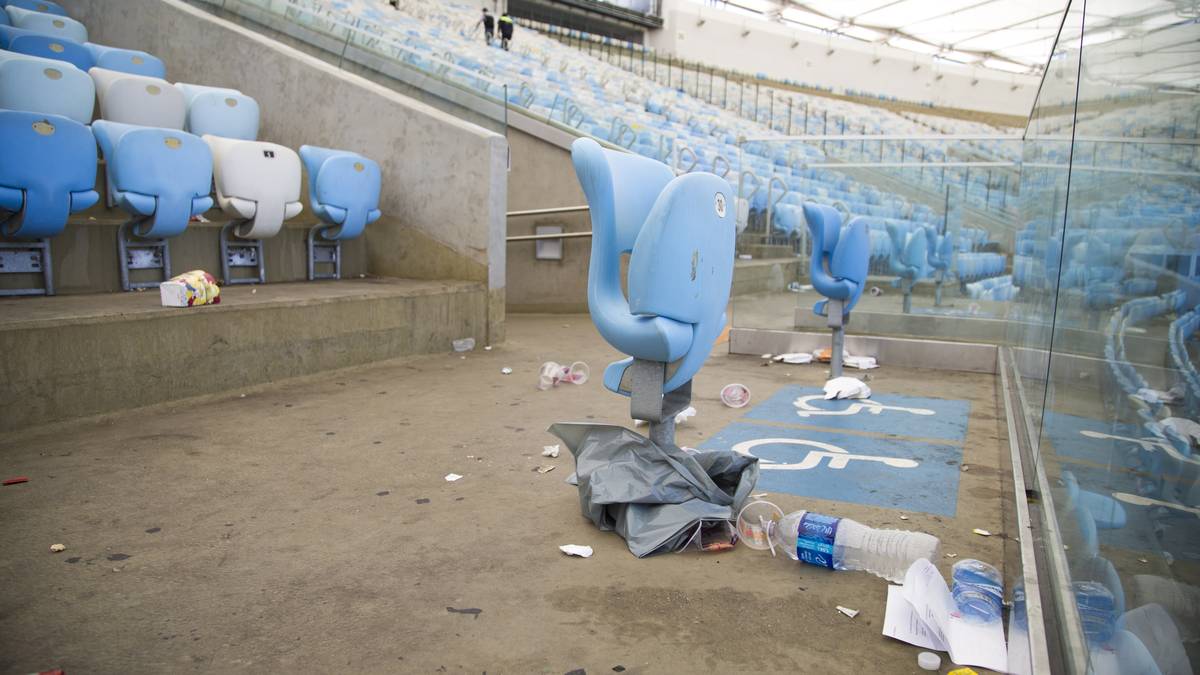Das Stadion gleicht inzwischen einer Müllhalde