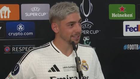 Federico Valverde und Thibaut Courtois zeigen sich begeistert von Mbappé, Vinícius Júnior, Bellingham und Rodrygo. Beide betonen den Stolz, den diese Spieler ins Team bringen, und wie einzigartig Mbappé ist.