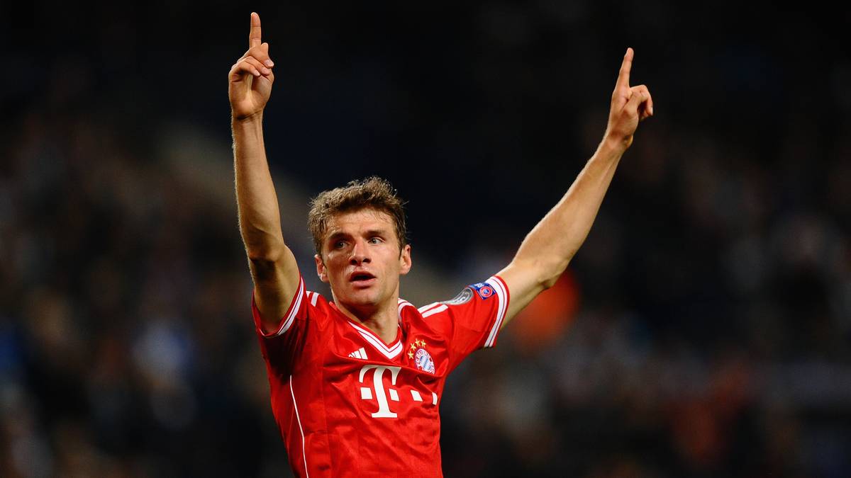 THOMAS MÜLLER (30 Jahre/ FC Bayern München): Der Urbayer steht seit 2000 beim FC Bayern unter Vertrag und ist seit 2008 Teil der Profimannschaft. WM-Torschützenkönig Müller war in den vergangenen Jahren mehr als nur ein Leistungsträger. Er war Publikumsliebling und ist die Identifikationsfigur des FC Bayern. Inzwischen hat er seinen Stammplatz verloren und kokettiert mit einem Vereinswechsel