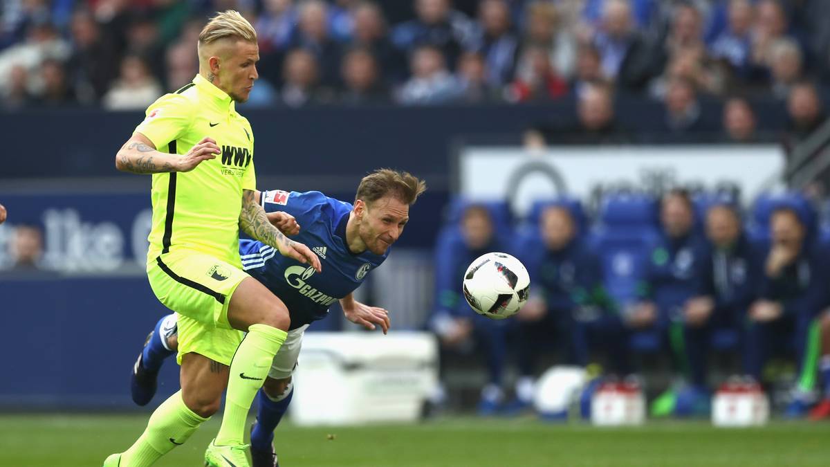 Augsburg gibt sich jedoch nicht geschlagen und hat kurze Zeit später die Riesenchance zum Anschluss. Höwedes foult Bobadilla und es gibt Elfmeter...