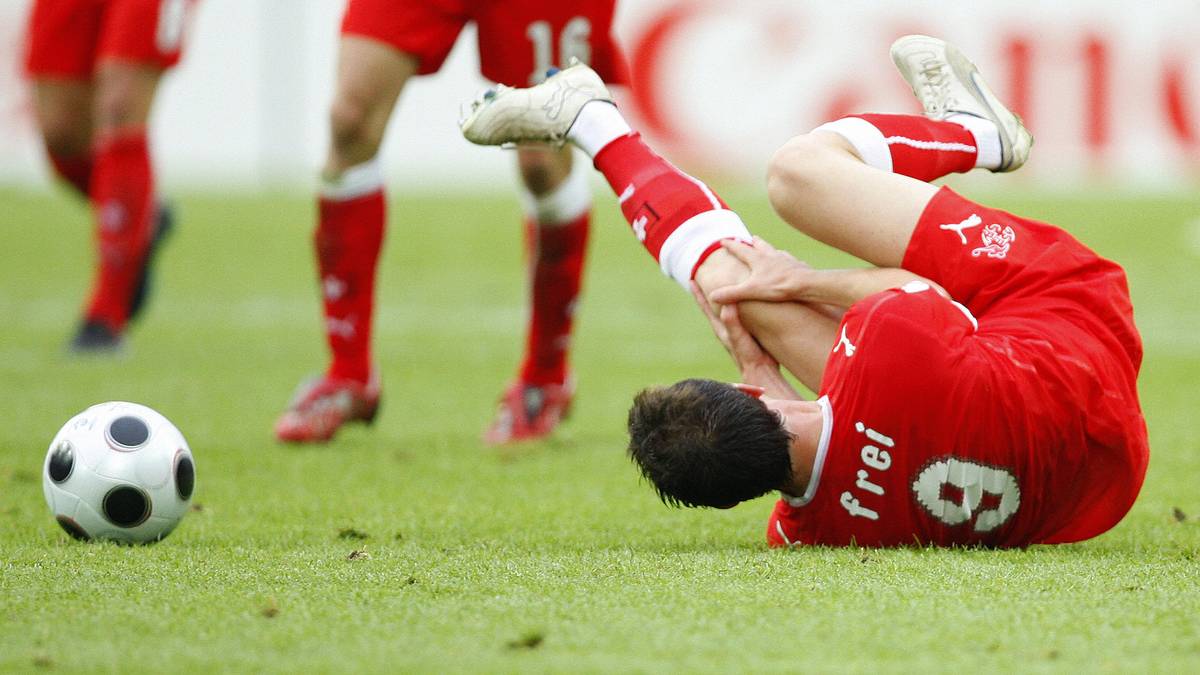 Schweiz - Tschechien 0:1 - Für die Schweiz, Co-Gastgeber mit Österreich, kommt es direkt dicke: Pleite gegen Tschechien (Torschütze: Vaclav Sverkos), Turnier-Aus für den verletzten Kapitän Alex Frei. Das Turnier endet für die Eidgenossen - wie auch für Österreich - nach der Vorrunde