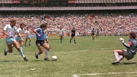 Mit Diego Maradona ist für viele der vielleicht beste Fußballer aller Zeiten gestorben. SPORT1 zeigt seine schönsten Treffer bei Weltmeisterschaften.
