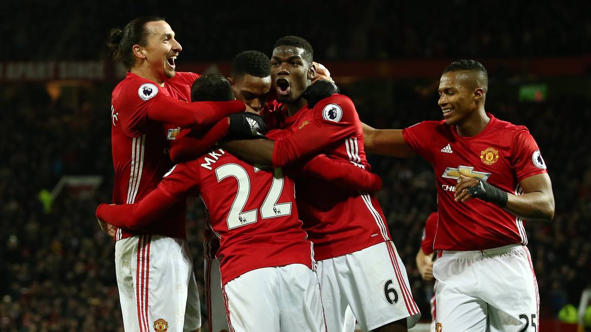 Die anderen Teamkollegen, darunter Vorbereiter Ibrahimovic (l.), nehmen ihren Helden in die Arme