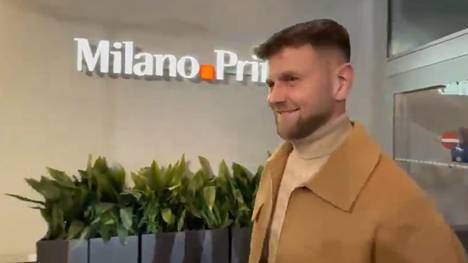 Niclas Füllkrug soll per Leihe bis zum Saisonende zur AC Mailand wechseln. Bei seiner Ankunft in Italien sorgt der deutsche Nationalstürmer mit einem Wort direkt für Lacher. 