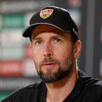Nach dem Sieg im Heimspiel scheint der vierte Abstieg für den VfB Stuttgart abgewendet. Trainer Sebastian Hoeneß rät zur Habt-Acht-Stellung.