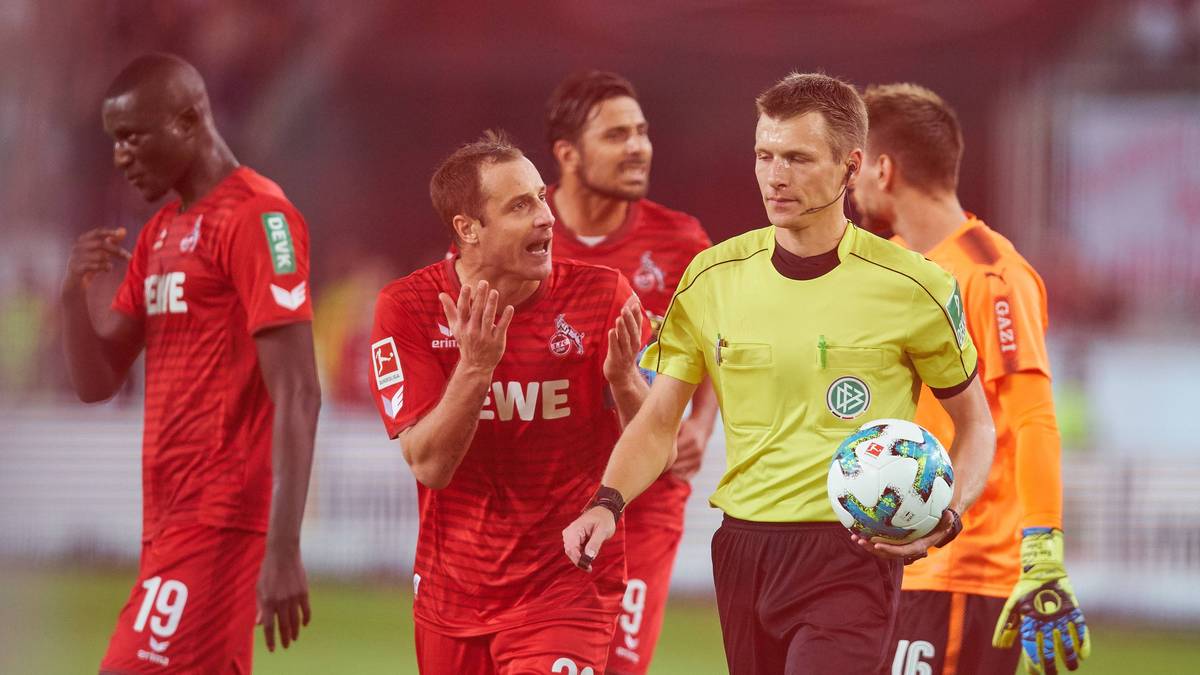 Doppelt bitter: Im Gegenzug trifft Stuttgart auch noch zum Siegtreffer. So sehr sich Köln aber aufregt: Cortus' Entscheidung ist aus neutraler Sicht korrekt 