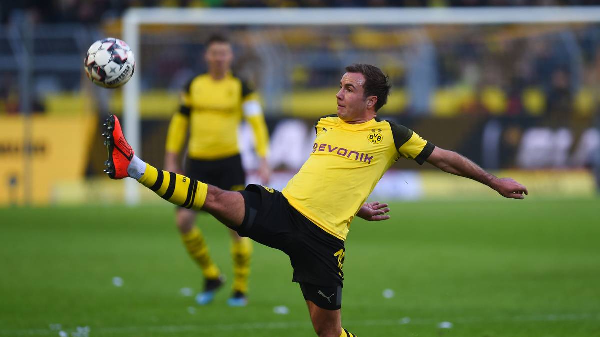PLATZ 7 - BORUSSIA DORTMUND: Der Vorsprung an der Tabellenspitze ist auf fünf Punkte geschrumpft, in den vergangenen drei Pflichtspielen gab es keinen Sieg. Zuletzt fehlte neben Kapitän Marco Reus auch Trainer Lucien Favre. Immerhin: Auf die Offensive war zuletzt Verlass, zumal Mario Götze immer besser in Fahrt kommt