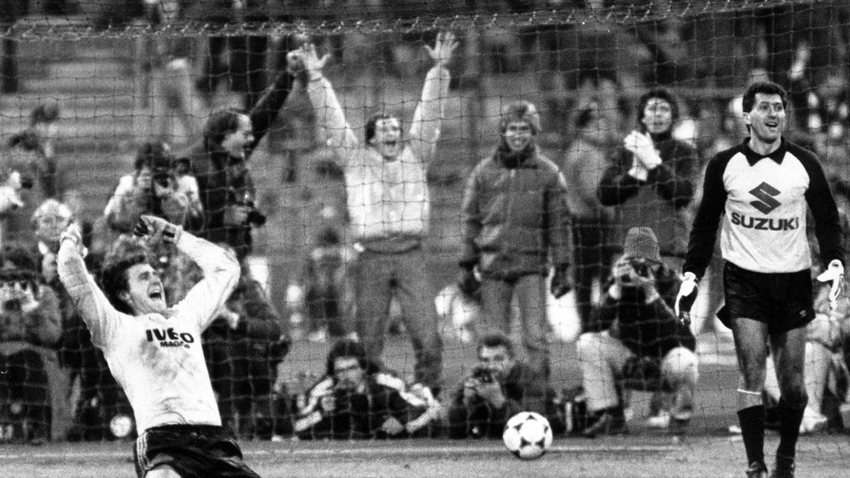 Auch im Elfmeterschießen beschränken sich Torhüter schon längst nicht mehr aufs Bälle halten. Jean-Marie Pfaff verwandelt für die Bayern 1983 gegen PAOK Saloniki. Durch das Tor des Belgiers zieht München ins UEFA-Cup-Achtelfinale ein