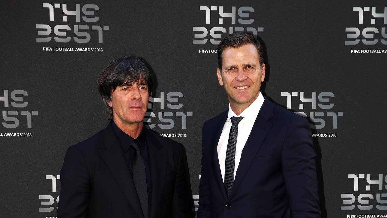 Joachim Löw und Oliver Bierhoff zeigen sich auf dem grünen Teppich