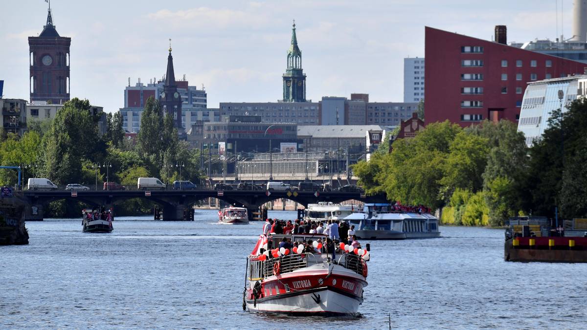 Die Spieler lassen es sich auf dem Oberdeck gut gehen und genießen das Bier in der Abendsonne. Mit an Bord sind ehemalige Klub-Größen, die sich in den Partymarathon eingereiht hatten.