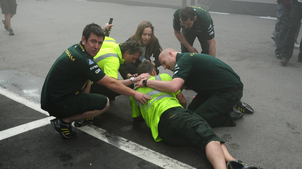 Als ein Feuer ausbricht, werden über 30 Mechaniker verletzt, einer davon schwer