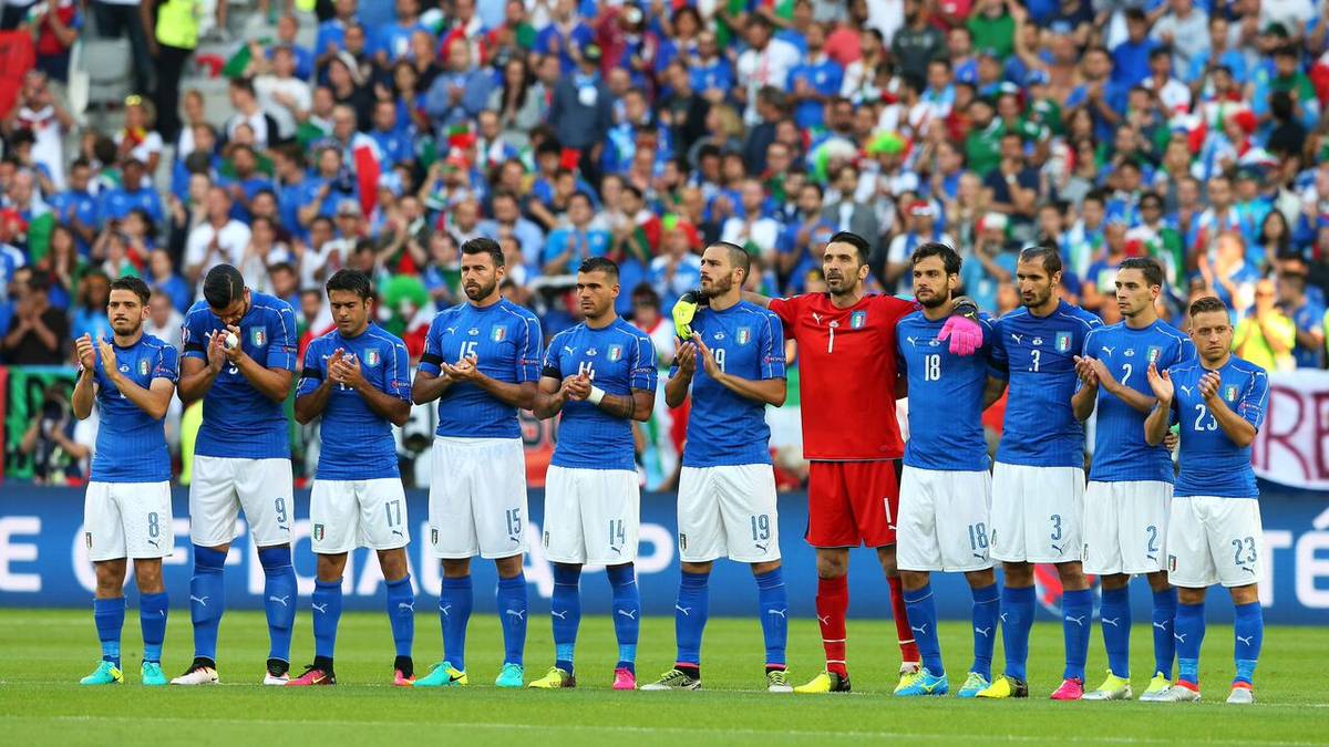 Bevor der Ball rollt, wird der Opfer des Attentats in Dhaka in Bangladesch gedacht. Bei einer Geiselnahme in einem Restaurant starben 28 Menschen, darunter viele Touristen aus Italien