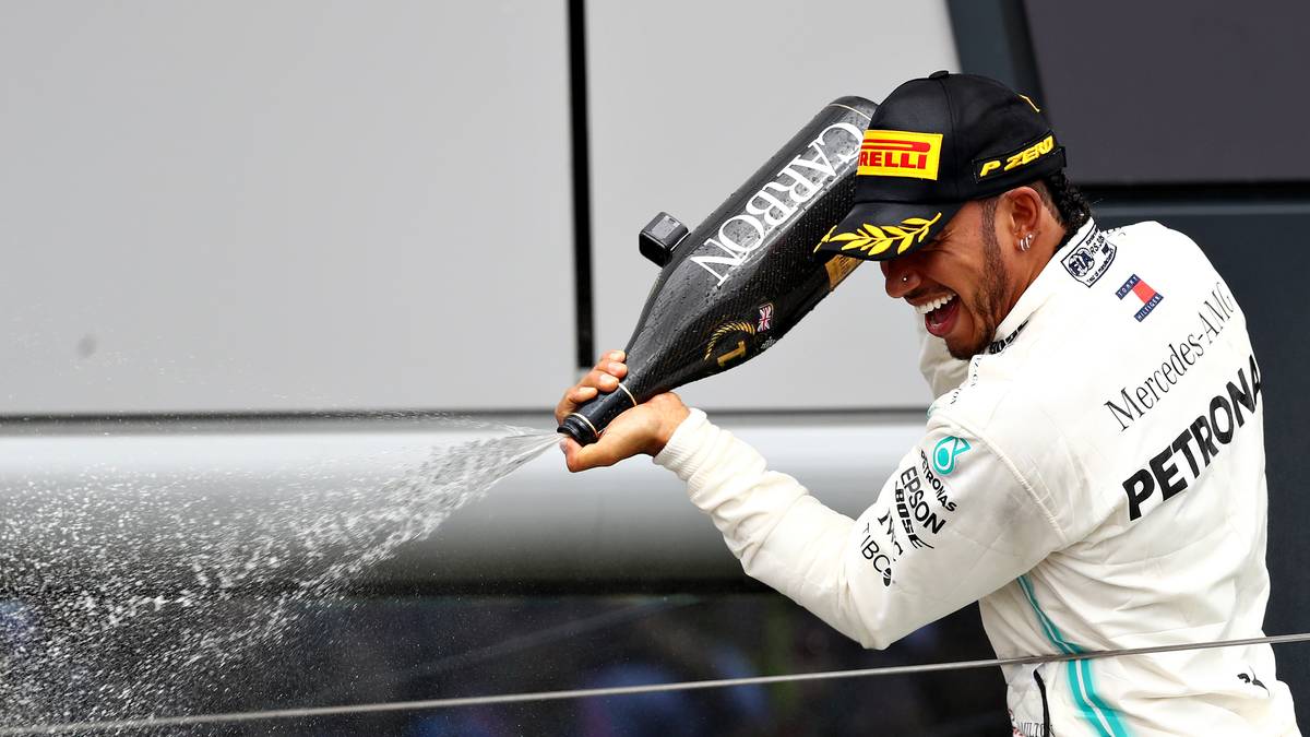 As: "Hamilton regiert im Chaos, ein hartes Rennen in Silverstone endet mit dem Sieg von Lewis. Der Engländer zeigte sich vom Start an aggressiver denn je. Schwerer Fehler von Vettel, als der Deutsche nach einem missglückten Bremsmanöver Verstappen verschluckt. Für Vettel wird diese Saison immer mehr zum Kreuzweg."