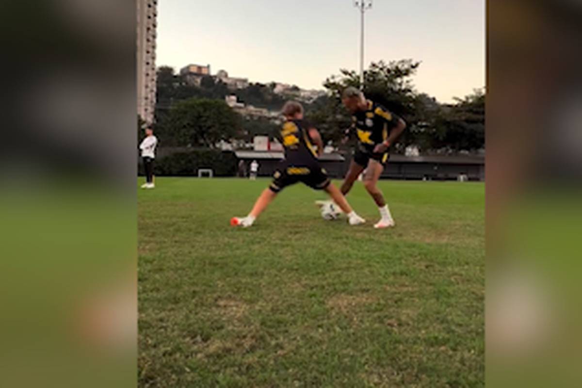Er hat es immer noch drauf. Mit 33 Jahren zaubert Neymar in seiner Heimat beim FC Santos und erteilt seinem eigenen Sohn eine Lehrstunde. Dabei hat das Duo aber sichtlich jede Menge Spaß.
