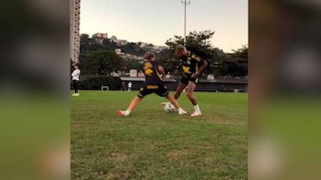 Er hat es immer noch drauf. Mit 33 Jahren zaubert Neymar in seiner Heimat beim FC Santos und erteilt seinem eigenen Sohn eine Lehrstunde. Dabei hat das Duo aber sichtlich jede Menge Spaß.