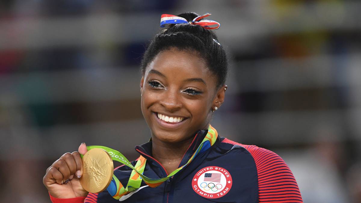 Simone Biles ist der Turn-Superstar schlechthin - spätestens seit sie in Rio viermal Gold gewann auch weltweit. Doch sie hat auch andere Talente: Cheerleading zum Beispiel, das bewies sie nun in der NFL. SPORT1 zeigt die Bilder
