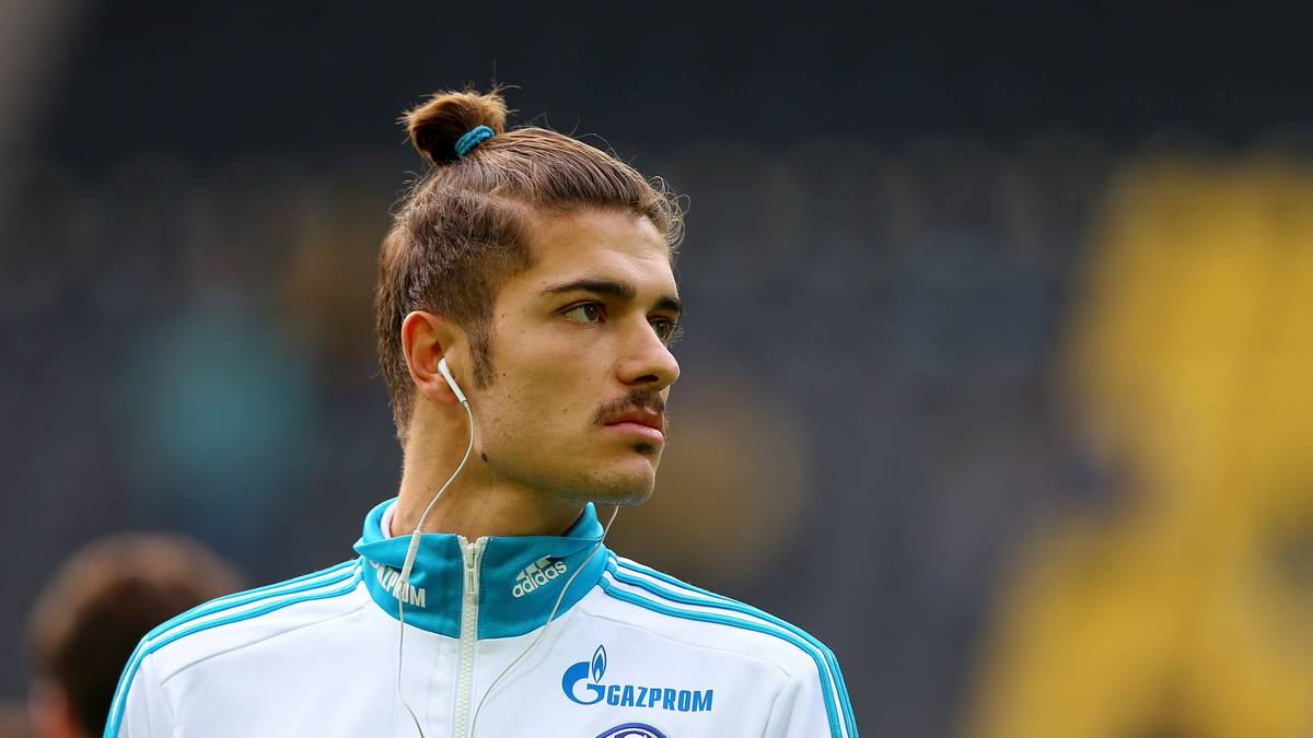 Ein aktuellerer Trend: der Männerdutt. Der Ex-Schalker Roman Neustädter mit seinem Pinsel auf dem Kopf schafft ebenfalls in unsere Frisuren-Highlights