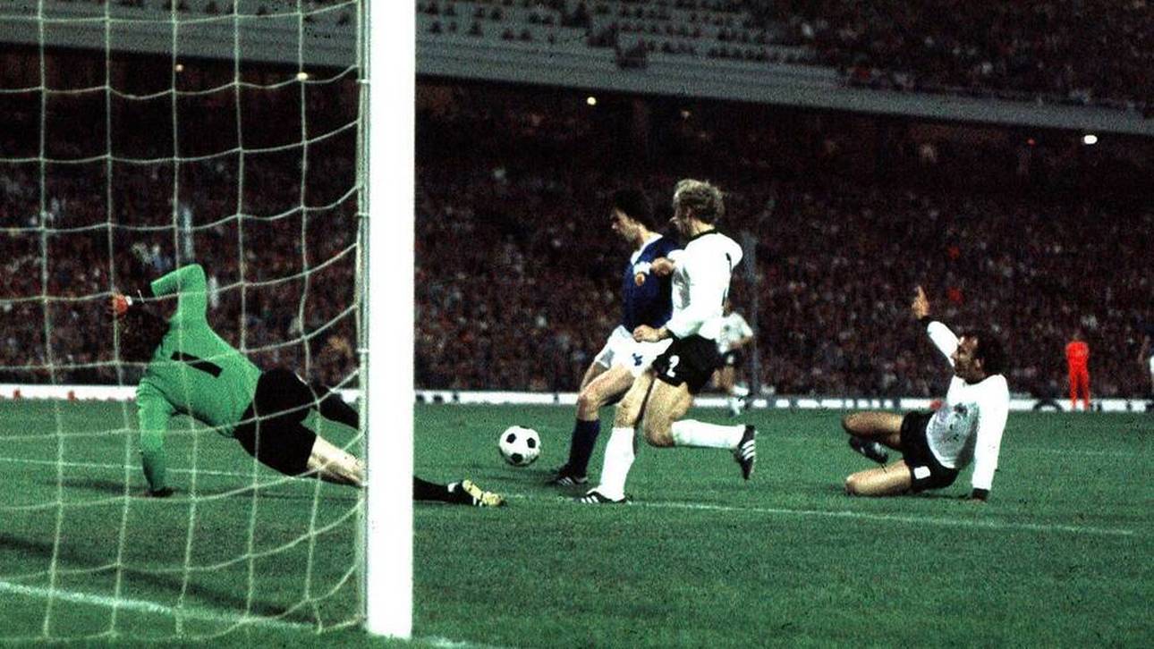 Jürgen Sparwasser (blaues Trikot) trifft am 22. Juni 1974 bei der Weltmeisterschaft für die DDR gegen die BRD zum 1:0