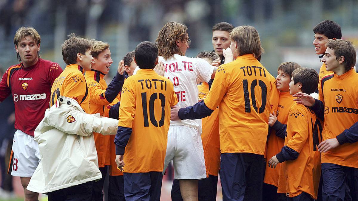 In seiner zehnten Saison löst Totti Roma-Rekordtorschütze Roberto Pruzzo ab. Mittlerweile hat der 40 Jahre alte Routinier über 300 Tore für den AS Rom erzielt. Da kann man sich schon mal feiern lassen