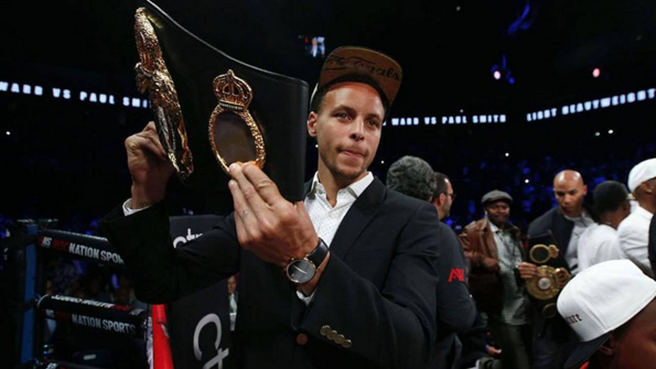 Steph Curry bringt den Gürtel von Weltmeister Andre Ward in den Ring