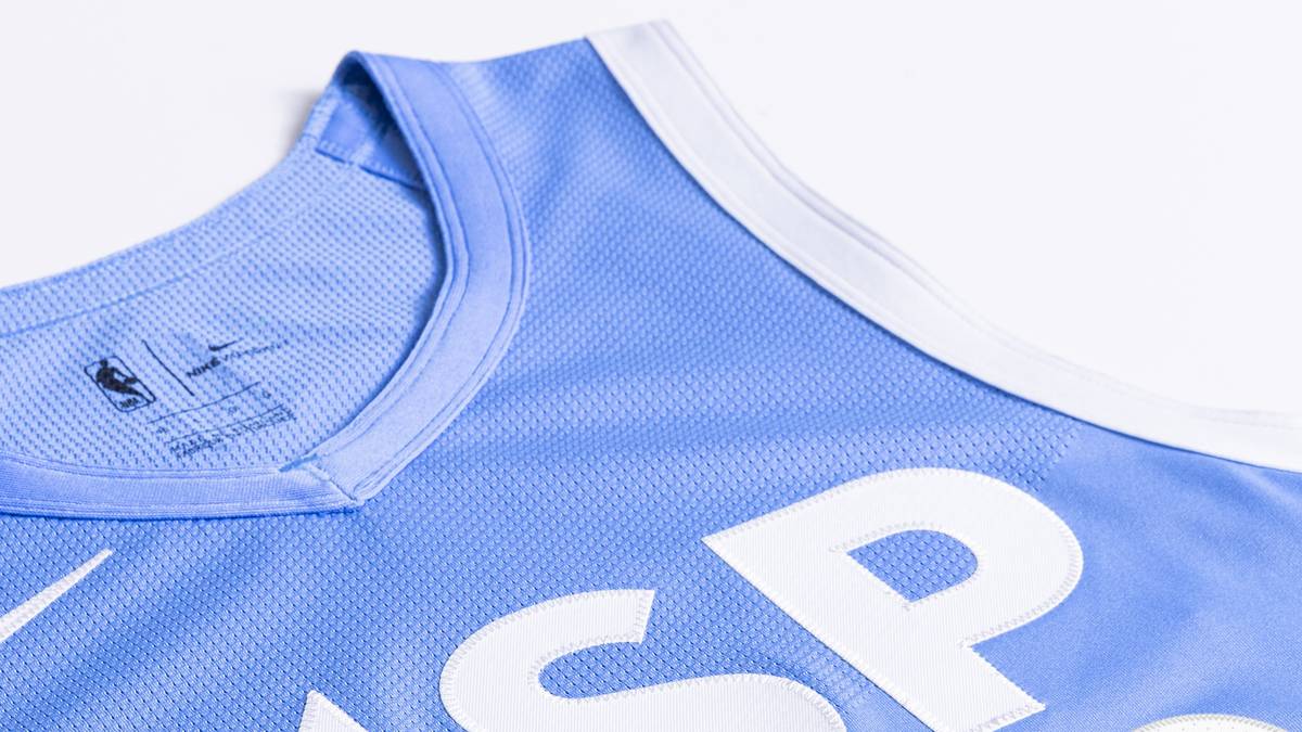 MINNESOTA TIMBERWOLVES: Minnesota ist bekannt dafür, nett zu sein. Das Trikot ehrt die schöne Mischung aus Natur und Kultur der Twin Cities und nickt gleichzeitig in die Geschichte des Basketballs von Minnesota. Der Schriftzug "MSP" hebt den internationalen Flughafen der Region hervor, während der sanfte blaue Hintergrund die Farben des ursprünglichen Basketballteams von Minneapolis wiedergibt
