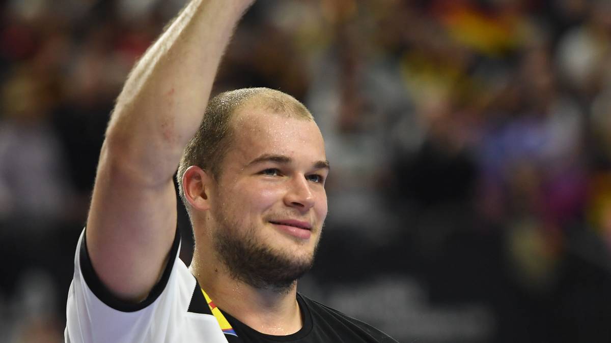 Der Füchse-Profi hat sich auf der Pressekonferenz als Dschungelcamp-Fan "geoutet" und ist in einer Handball-Familie aufgewachsen. Neben seiner Karriere als Handballer absolvierte er ein Wirtschaftsstudium
