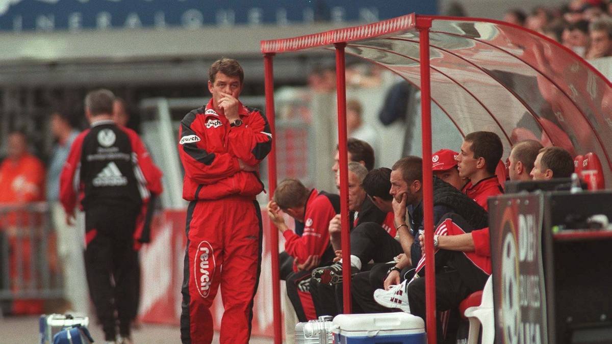 26. SEPTEMBER 1998: Auch dem größten Trainer machen Fehler. Kaiserslauterns Trainer Otto Rehhagel wechselt im Spiel gegen den VfL Bochum mit Pascal Ojigwe einen vierten Nicht-Europäer ein – was einer zu viel ist. Nach dem Hinweis eines Vorstandsmitglieds reagiert Rehhagel und will den Vorgang vertuschen