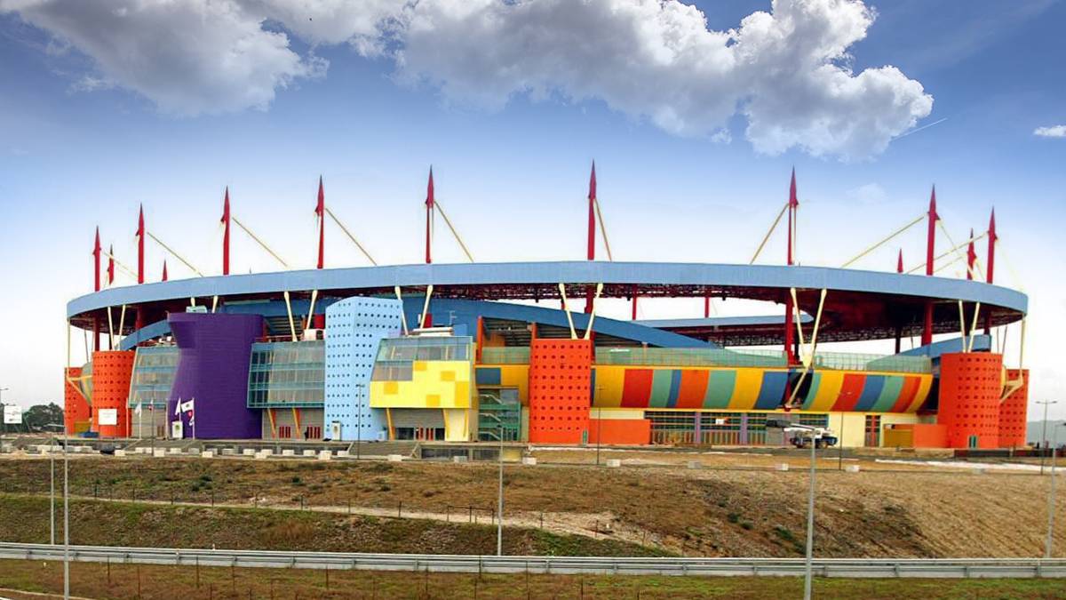 Ein Stadion aus Bauklötzen? Knallbunt steht in Portugal das Estadio Municipal de Aveiro in der Landschaft - und im Inneren geht es im EM-Stadion von 2004 genauso bunt weiter