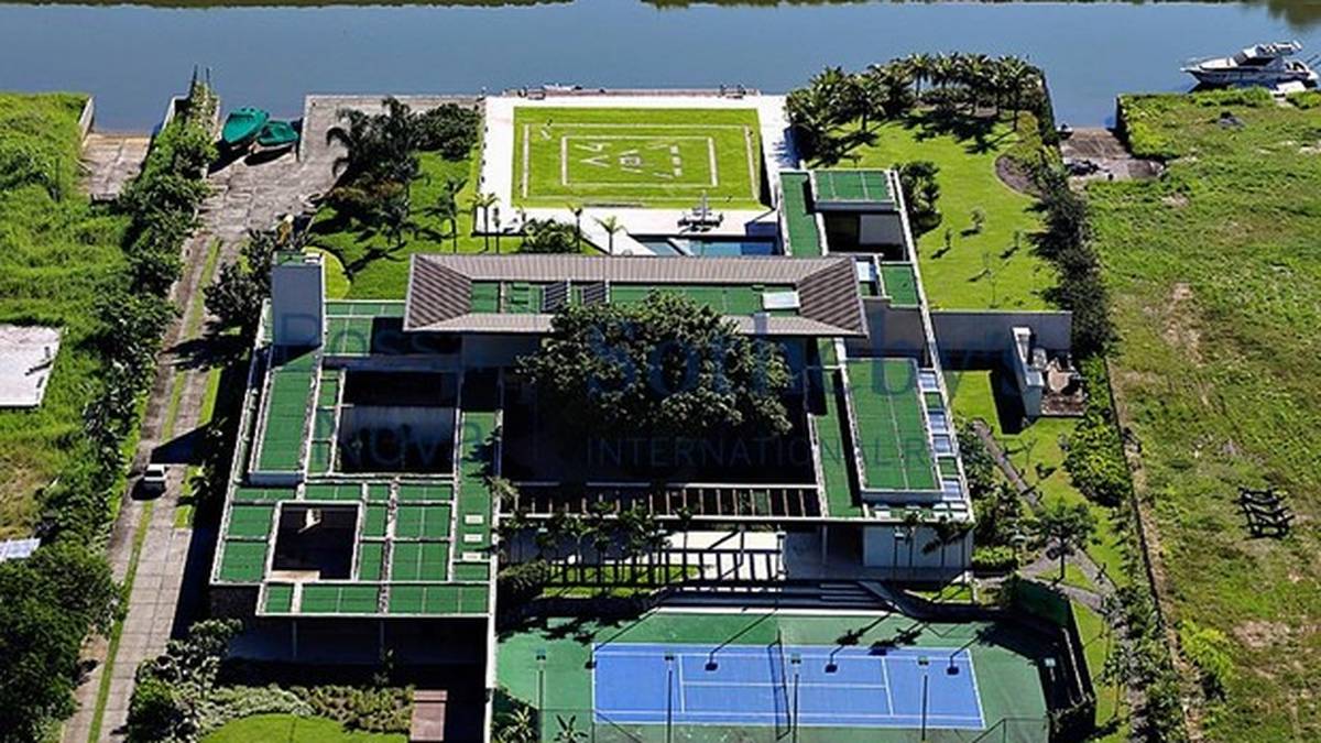 Das Grundstück ist über 10.000 Quadratmeter groß. Zum Anwesen gehören ein Tennisplatz, mehrere Swimmingpools und eine Bootsanlegestelle. Im Haus befinden sich sechs Schlafzimmer