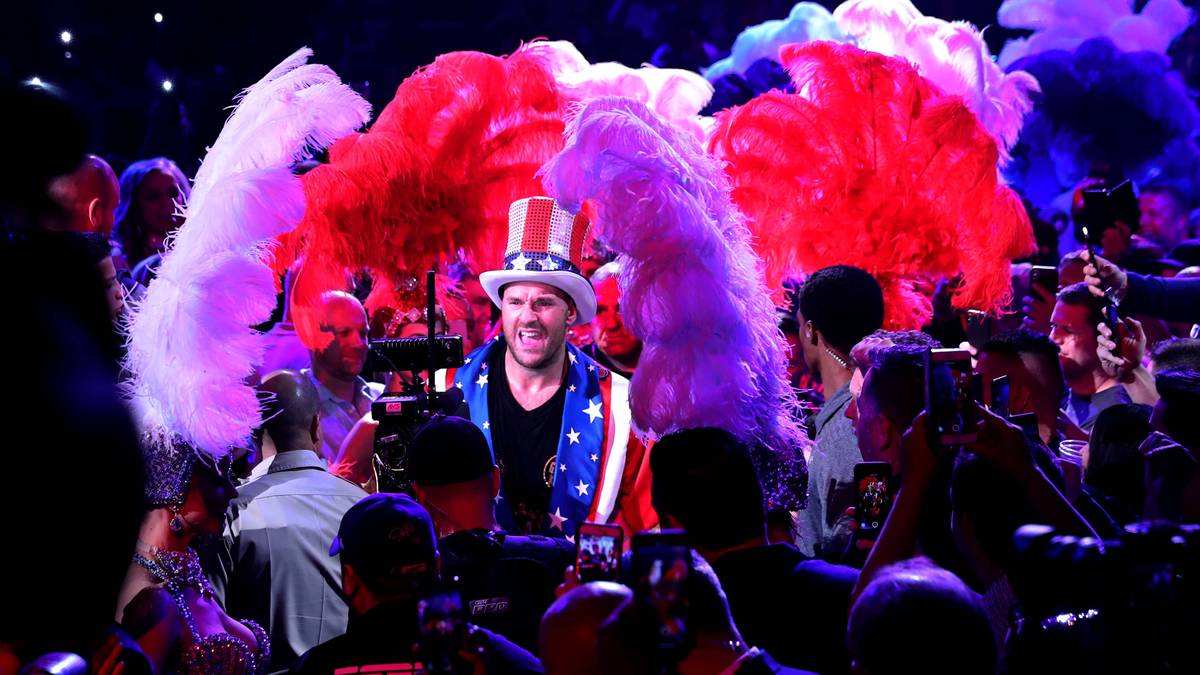 In Las Vegas läuft Fury in den US-amerikanischen Nationalfarben zum Song "Living in America" aus dem Boxfilm "Rocky" ein. Die Fans in der MGM Grand Garden Arena in Las Vegas flippen schon vor dem Kampf völlig aus