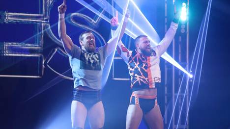 Drew Gulak (r.) mit Daniel Bryan bleibt WWE doch erhalten
