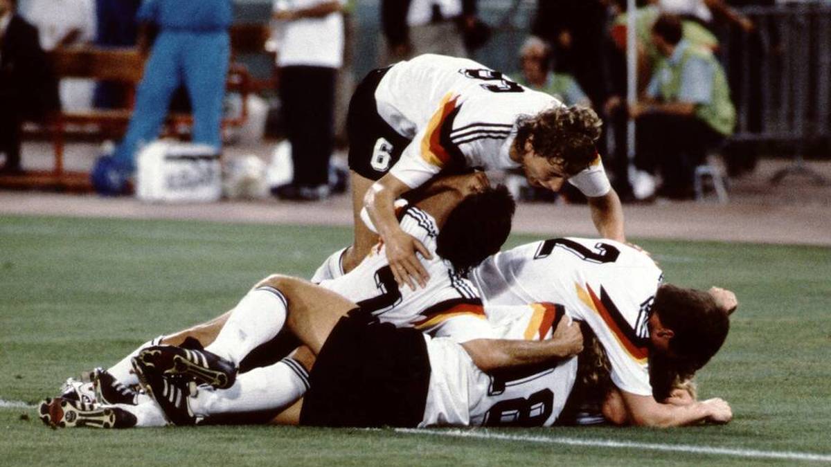 1990: Deutschland gewinnt in Italien  nach zwei Finalpleiten in Folge zum dritten Mal die begehrte Trophäe