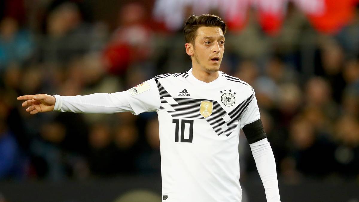 PLATZ 4 - MESUT ÖZIL (Deutschland/23,1 Mio. Follower): Die Nummer 10 der DFB-Elf kann sich auf eine treue Followerschaft verlassen - trotz der jüngsten Debatte um sein Erdogan-Treffen. Seine Wechsel zu Real Madrid und Arsenal haben ihm viele internationale Fans gebracht