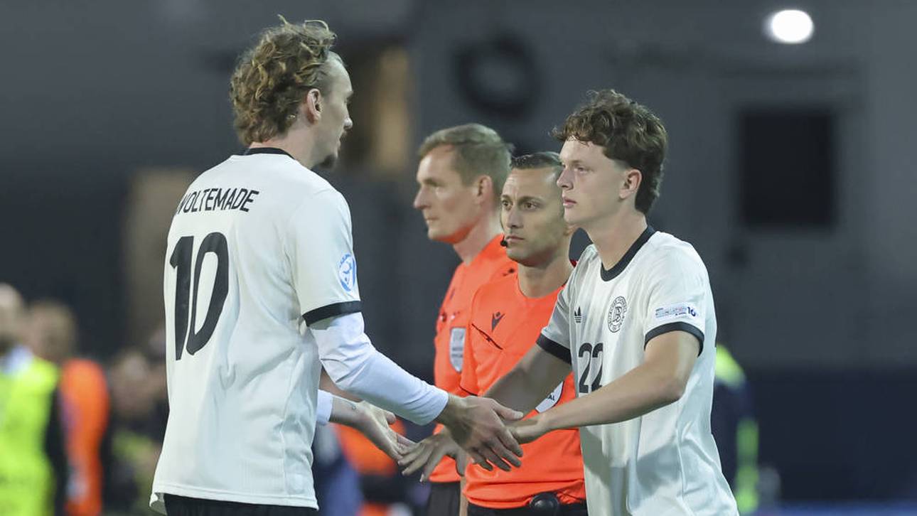 Nick Woltemade (l.) klatscht mit Paul Wanner ab