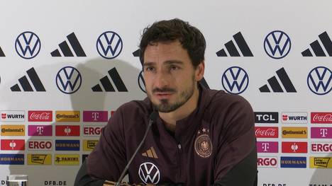 Mats Hummels schwärmt auf der Pressekonferenz vor dem Spiel gegen Österreich von Abwehrkollegen Jonathan Tah und dessen Leistung. 