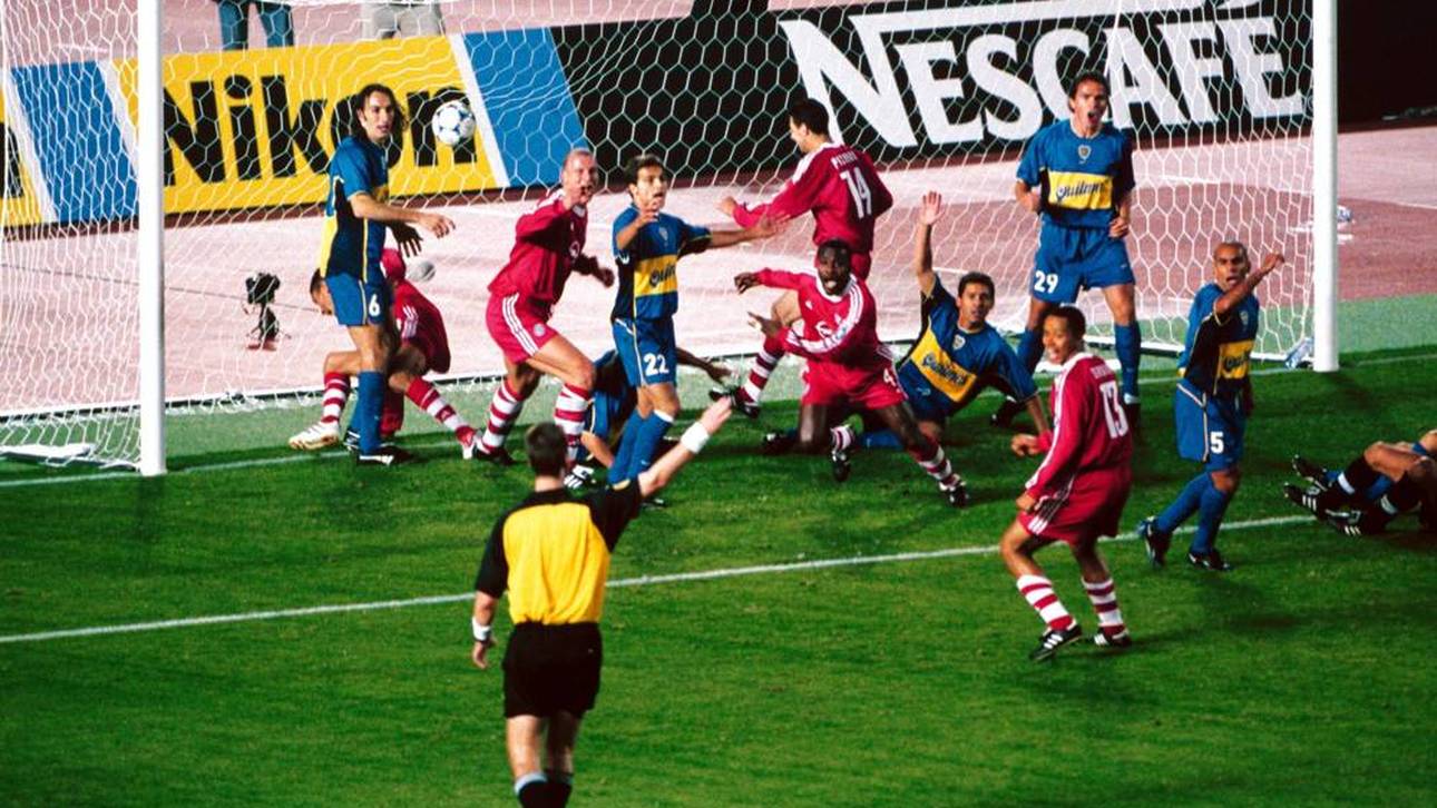 Samuel Osei Kuffour (Mitte) trifft in der Verlängerung des Weltpokal-Finales gegen Boca Junior zum 1:0 gegen die Boca Juniors