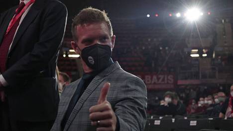 Julian Nagelsmann hat in seiner kurzen Zeit als Bayern-Trainer schon ein paar Störfeuer mitmachen müssen. Auffallen dabei, wie souverän der Bayern-Trainer damit umging.