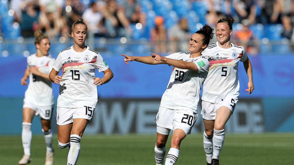 LINA MAGULL: Startete nach zwei Jokereinsätzen zum ersten Mal bei einer WM. Brachte sofort den Spielwitz mit kreativen Aktionen ins Spiel. Vergab freistehend das sichere 2:0 aus elf Metern. Belohnte sich für starke Leistung mit dem Abstauber-Treffer zum 4:0. Auch sonst gab es immer Gefahr, wenn sie den Ball am Fuß hatte. SPORT1-Note: 1,5