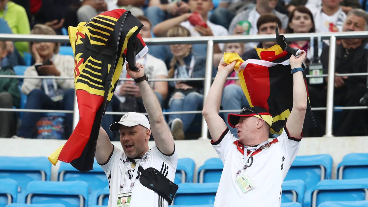 Grundsätzlich lässt die Zuschauerresonanz in Russland zwar etwas zu wünschen übrig. Einige deutsche Fans machen vor dem Anpfiff gegen Australien aber schon ordentlich Stimmung - entweder mit Nationalflagge und Trikot,...