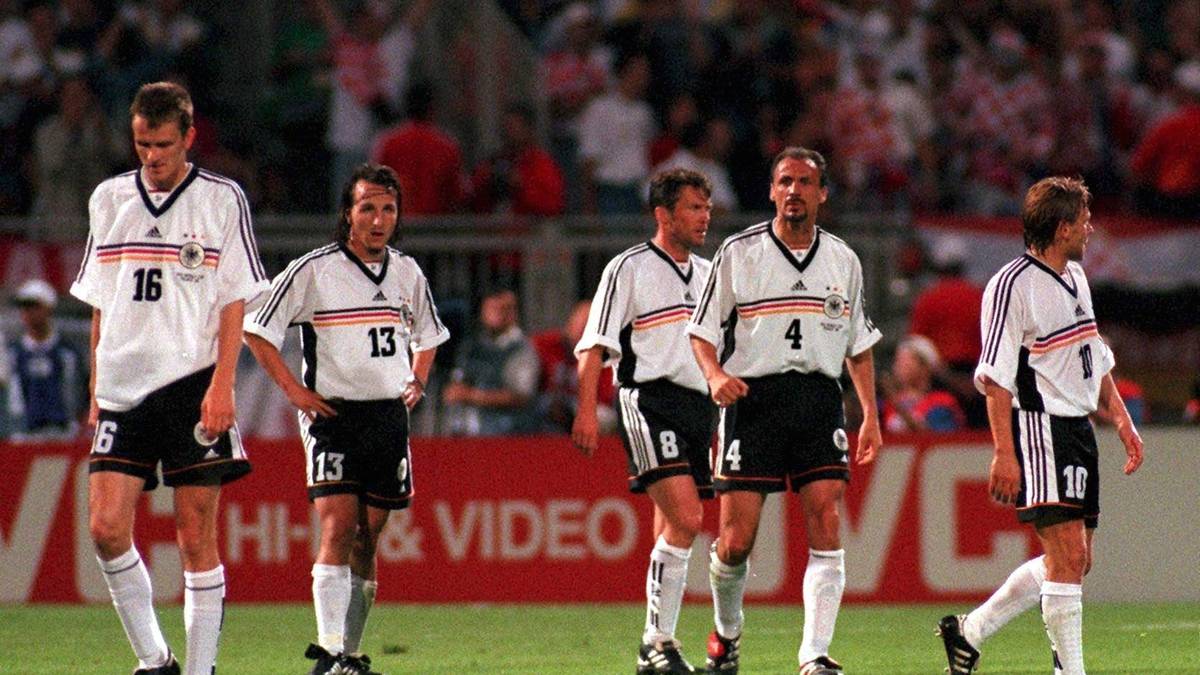 Bitteres WM-Aus, ein in die Kritik geratener Trainer, der aber trotzdem die Chance zum Neuaufbau bekommt. Kommt Ihnen bekannt vor? Nach der Viertelfinal-Aus in Frankreich 1998 gab es beim DFB eine ähnliche Lage wie heute