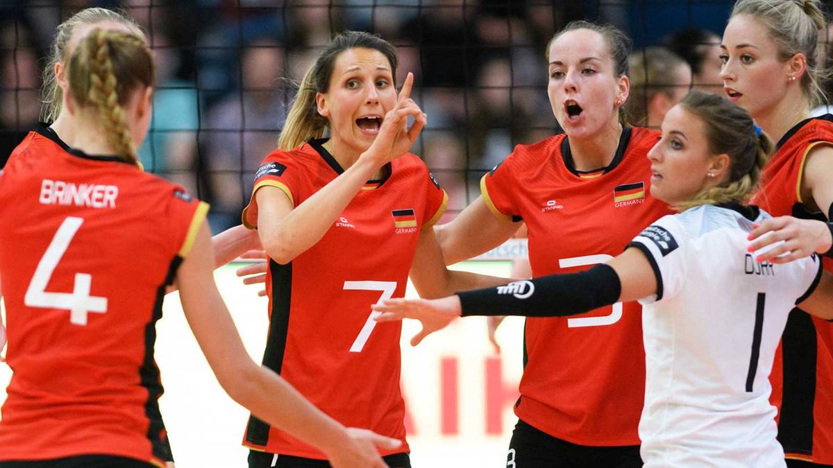 JENNIFER PETTKE (Nr. 7, Mittelblock, Rote Raben Vilsbiburg): Pettke begann ihre Karriere in den Nachwuchsmannschaften von Bayer Leverkusen. 2013 wechselte sie in die Bundesliga zum VT Aurubis Hamburg und gab 2014 ihr Debüt bei den Schmetterlingen. Inzwischen spielt auch sie in Vilsbiburg