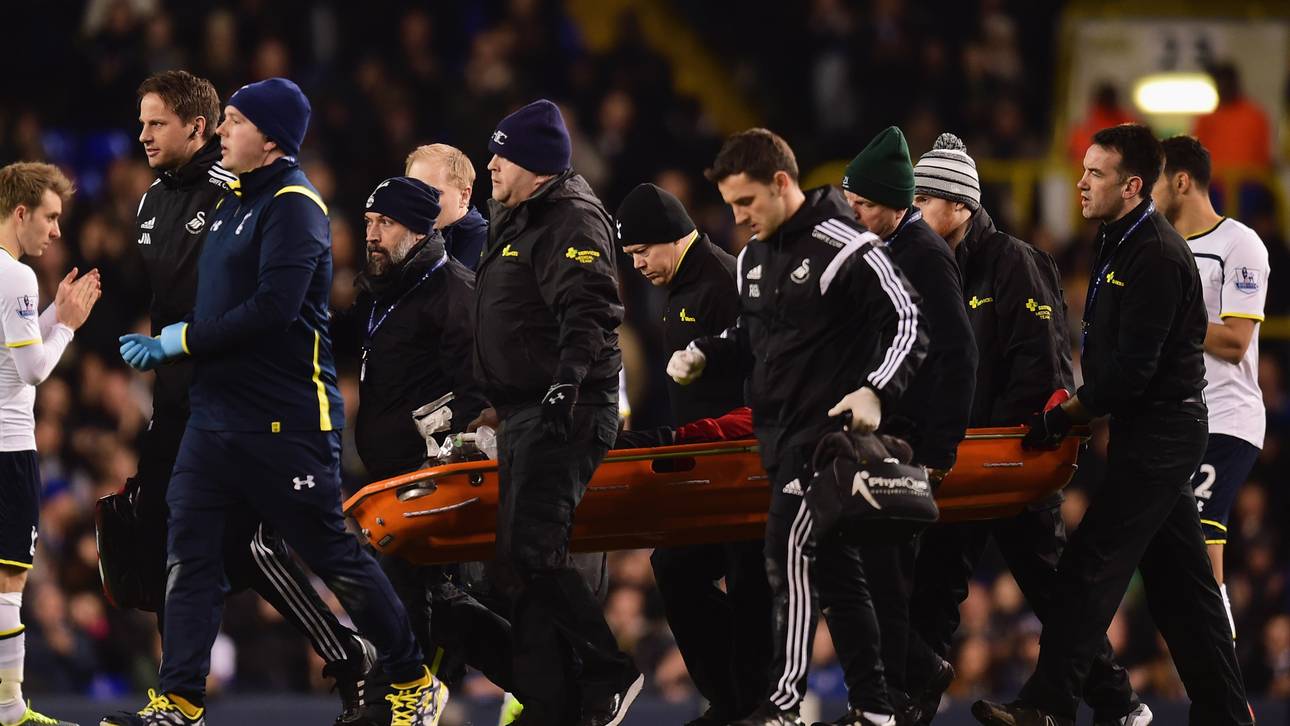 Gomis bricht auf Platz zusammen