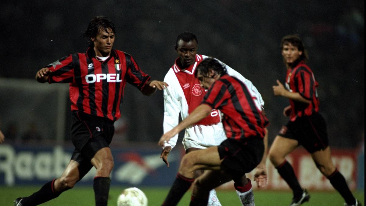 RECHTER FLÜGEL – FINIDI GEORGE: George (Mitte) entdeckten die Niederländer 1993 in Nigeria. Zog ein Jahr nach dem Triumph weiter zu Betis Sevilla, umgerechnet zehn Millionen Euro bekam Ajax für George 